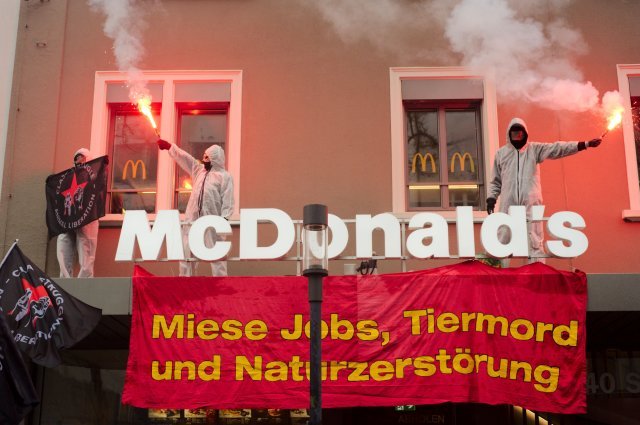 1. Mai Tierrechtsgruppe Zürich McDonalds 2016 Tierbefreiung